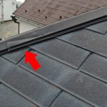 棟板金が凹んだことで端部に浮きが発生