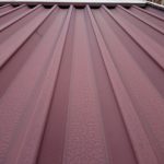 塗膜が劣化し始めている金属屋根