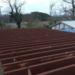 錆が全体に回り赤銅色に染まった折半屋根