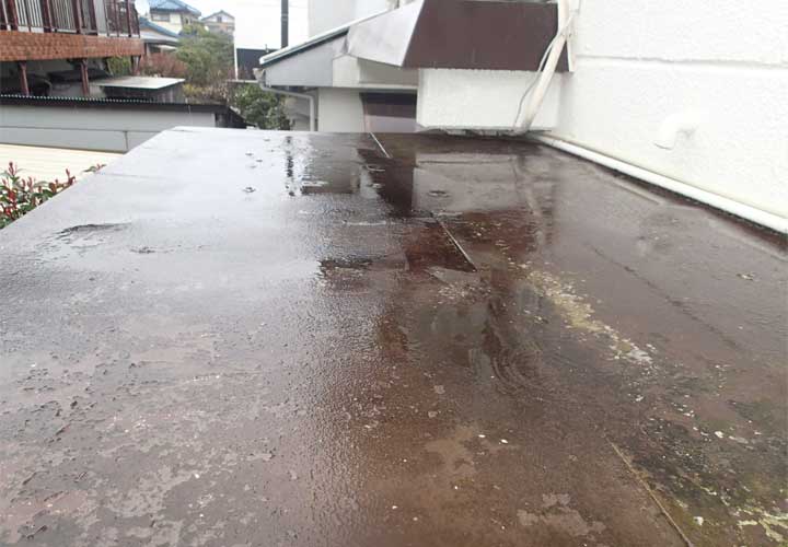 雨漏りを起こした玄関庇