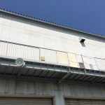 雨樋が外れて落下してしまった工場