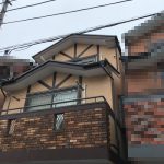 棟板金が飛散したスレート屋根のお住まい