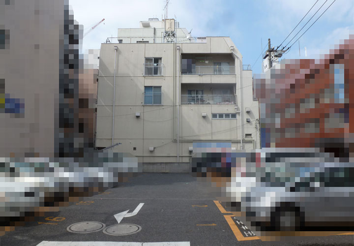 屋上からの雨漏りが発生した商業ビル