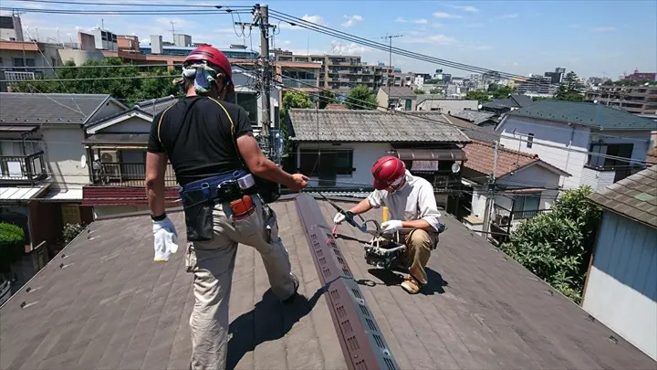 屋根点検の様子