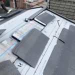 葺きかえ：新しい屋根材の設置