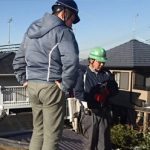 屋根を点検する様子