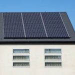 太陽光発電パネルが設置された片流れ屋根