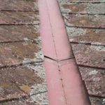 接合部にズレが生じた谷板金