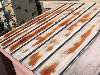 塩害によって錆びた屋根