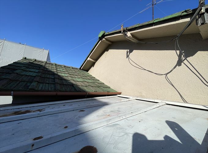 セメント瓦と瓦棒葺きの屋根