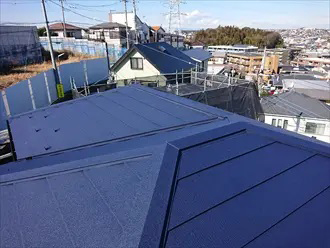 ブルー色のガルバリム鋼板屋根