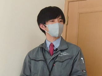 インタビュー中のスタッフ