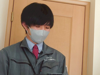 インタビュー中のスタッフ