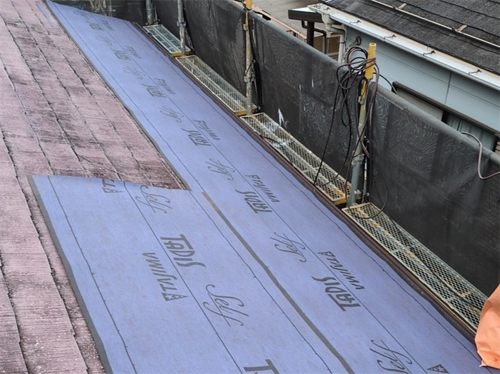 屋根カバー工事にてルーフィング敷設