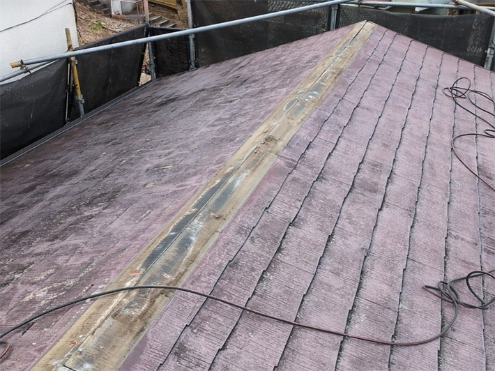 屋根カバー工事にて既存の棟板金と雪止めを解体撤去