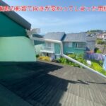 強風の影響で向きが変わってしまった雨樋