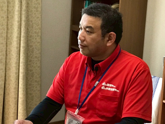 インタビュー中のスタッフ