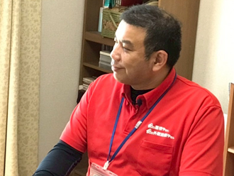 インタビュー中のスタッフ