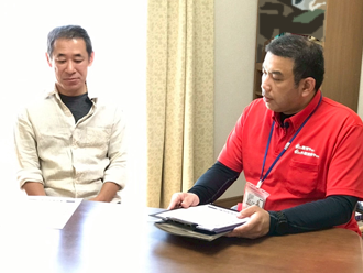 インタビュー中のO様とスタッフ