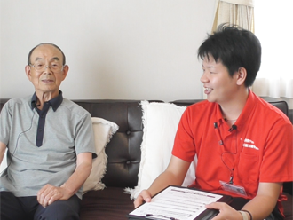 インタビュー中のY様とスタッフ