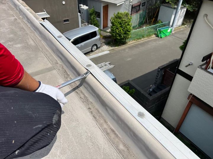 まず最初に行ったのは、既存の笠木金物の撤去です。防水層と接する笠木を一度取り外し、下地の状態を確認しながら丁寧に取り外していきます。