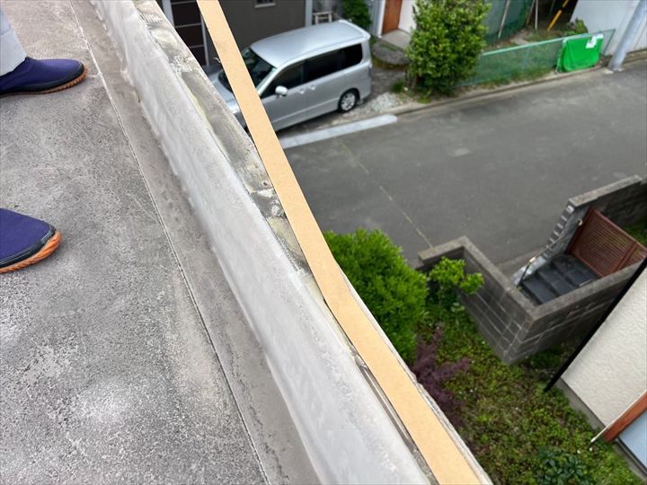 撤去後の下地処理として、接着性と防水性を高めるためにブチルテープを貼ります。この工程がしっかりしていると、後々の防水層の密着度が大きく変わってきます。