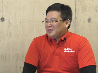 インタビュー中のスタッフ