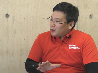 インタビュー中のスタッフ