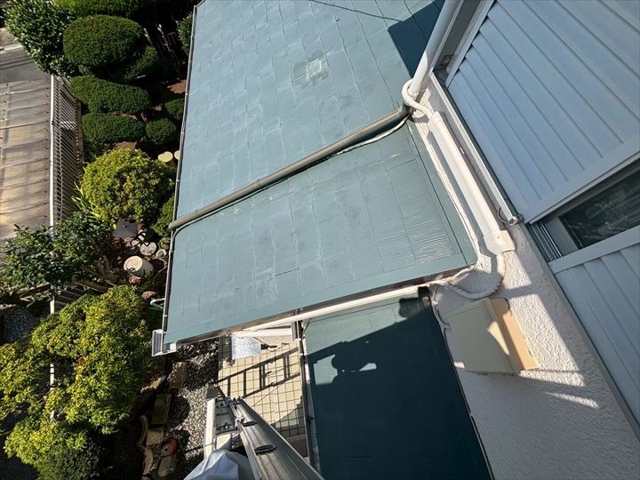 屋根全体の退色と塗膜劣化