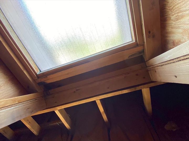 まずは室内側から確認を行いました。