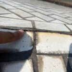 タイル目地の劣化を確認