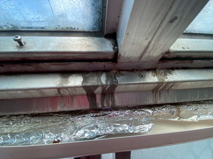 散水後しばらくして、天窓下の室内側に水の染み出しを確認。これにより、タイル目地から侵入した雨水が下地を伝い、サッシ廻りに達していることが明確になりました。