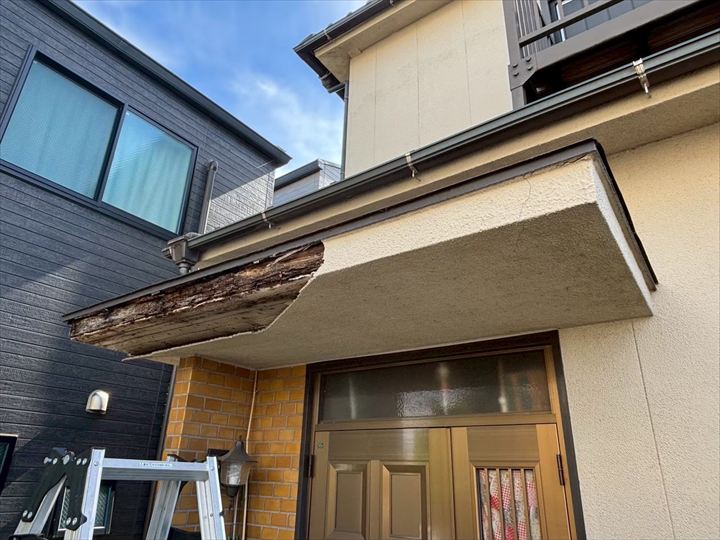 台風で玄関上の庇が落下！火災保険の対象になる？