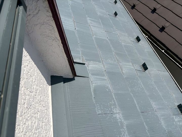 屋根全体の退色と塗膜劣化