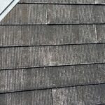 屋根材にはアスベストを含むスレート材「フルベストリード」が使用されていました。現在は製造されておらず、劣化が進むとひび割れや欠けが起こりやすい屋根材です。