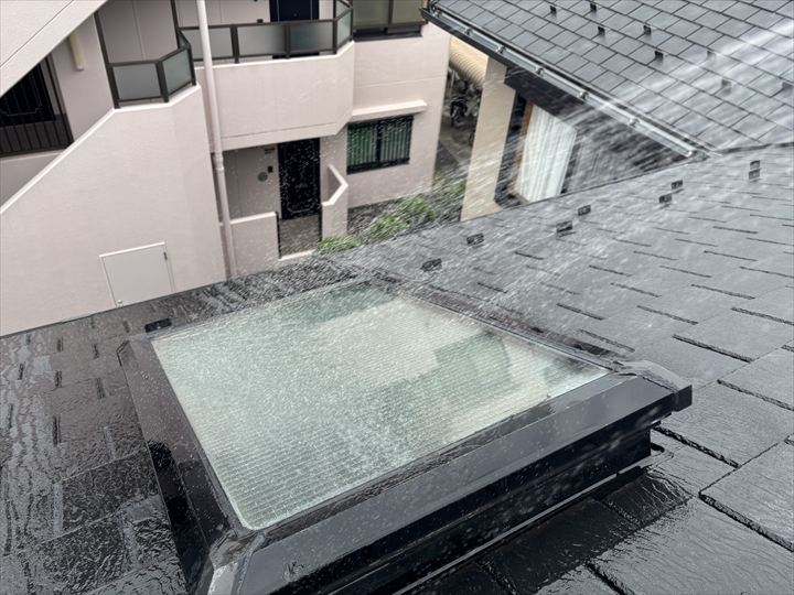 天窓周囲全体に水をかけ、自然な雨を再現して確認しました。