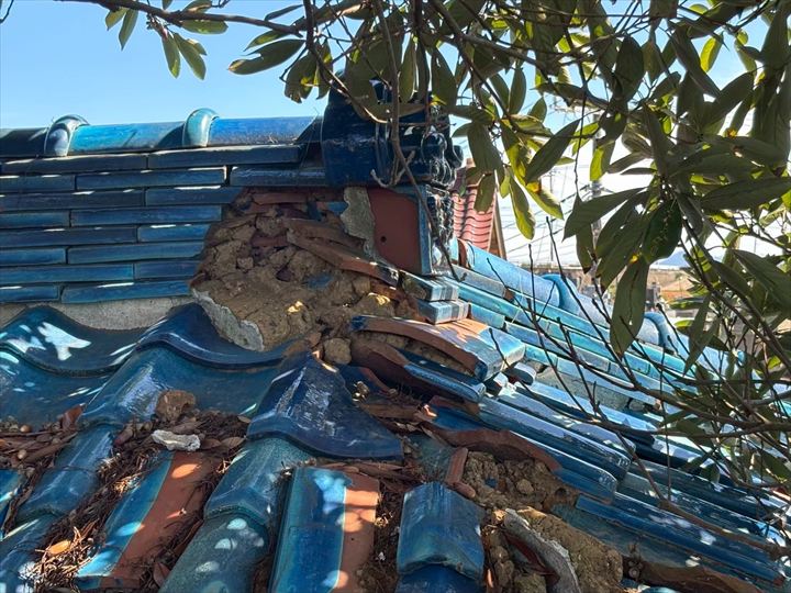 屋根の縁では熨斗瓦もずれており、瓦の固定に使用されていた漆喰や土が風化していることが確認できます。