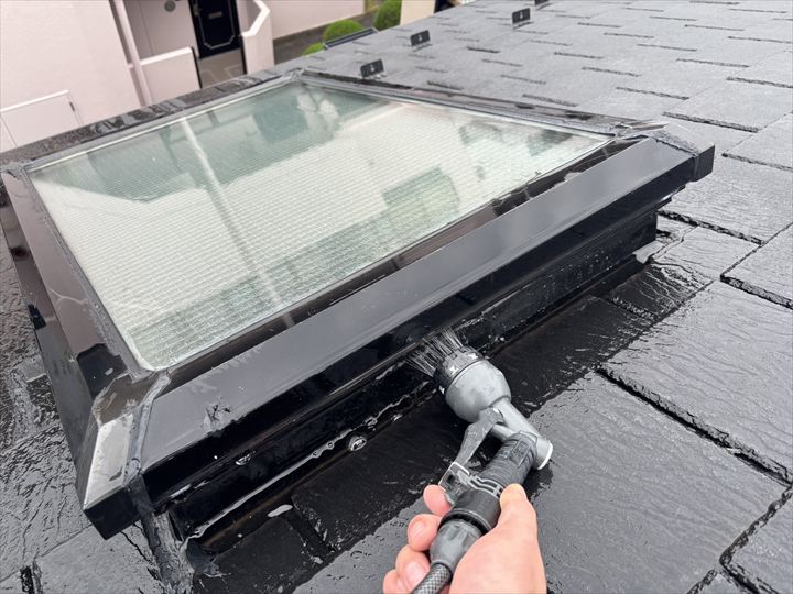 下端・側面に異常がなかったため、次に水上側(上端)へ散水。