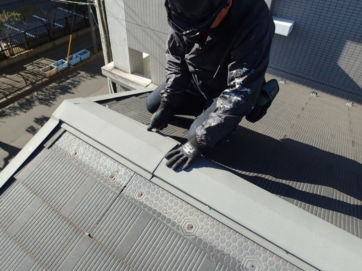 既存の棟板金を撤去