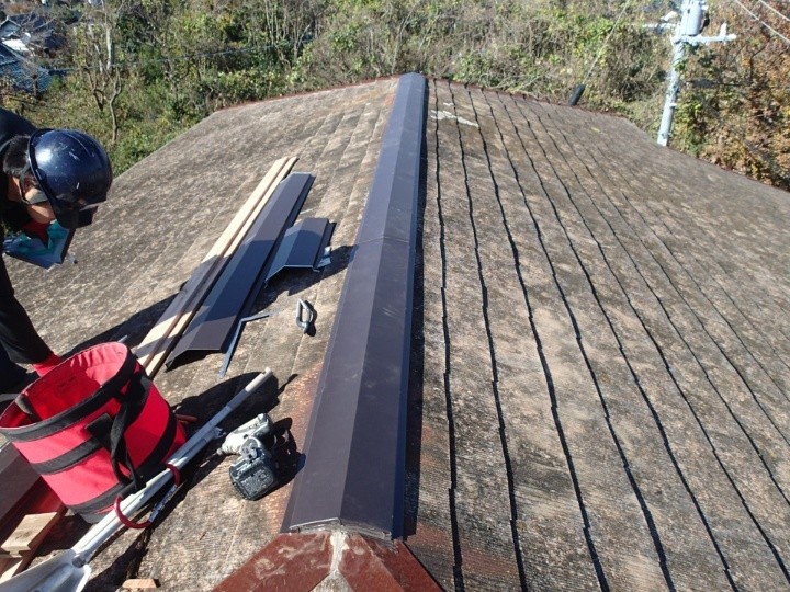 新規の「棟板金」を取り付け