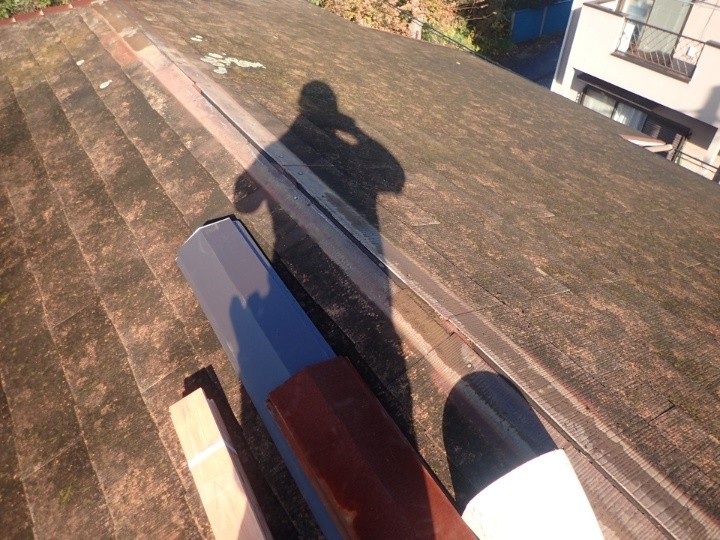 既存の「棟板金と貫板」を撤去して清掃