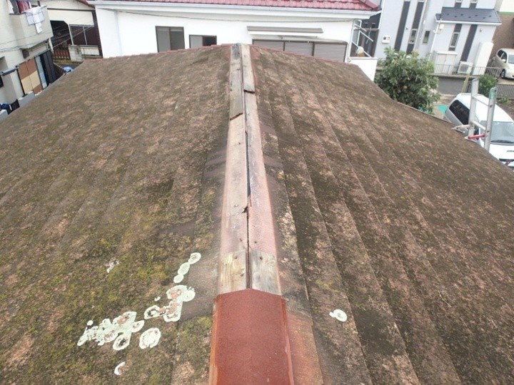 棟板金が約5mほど破損して下地の貫板も変色して腐食が進行