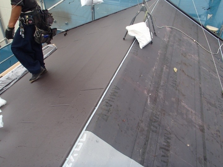 屋根材スーパーガルテクトを敷設する作業工程