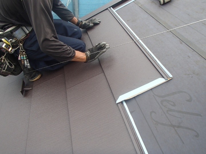 屋根材スーパーガルテクトを敷設
