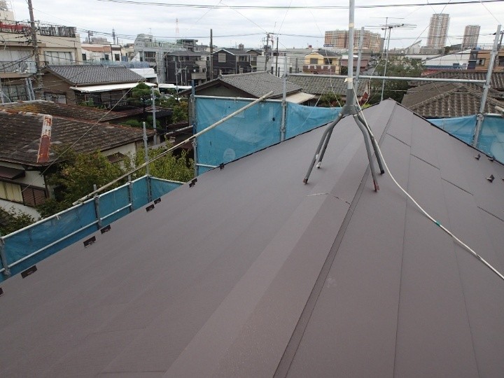 棟板金を取り付けて工事は完了