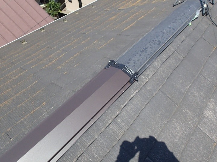 棟板金が失われた部分には新しい棟板金を購入して取り付けた状態
