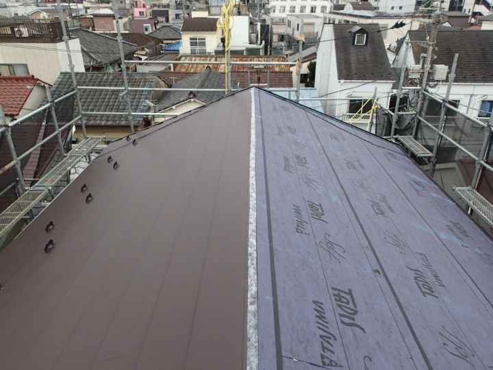 屋根材「スーパーガルテクトフッ素」を敷設