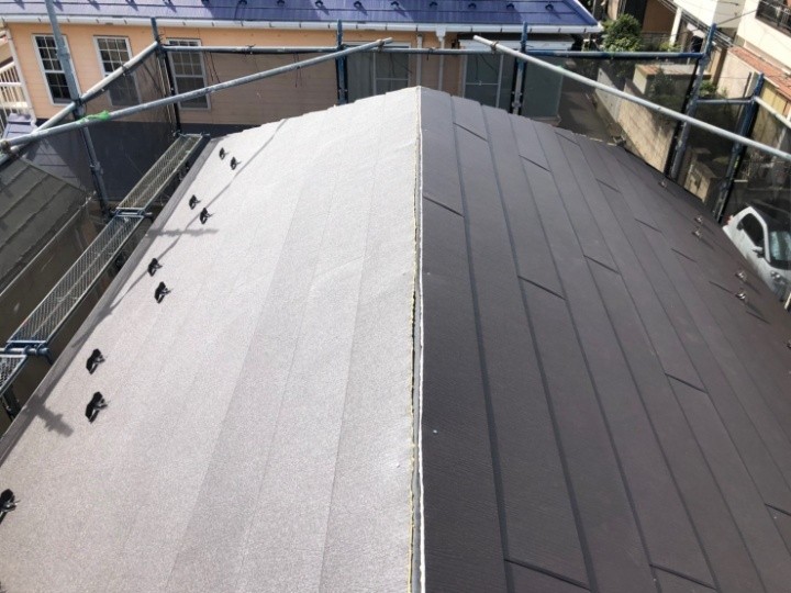 屋根材「スーパーガルテクト」を敷設した屋根