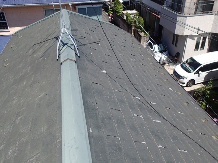 屋根の表面が剥がれ始めている状況