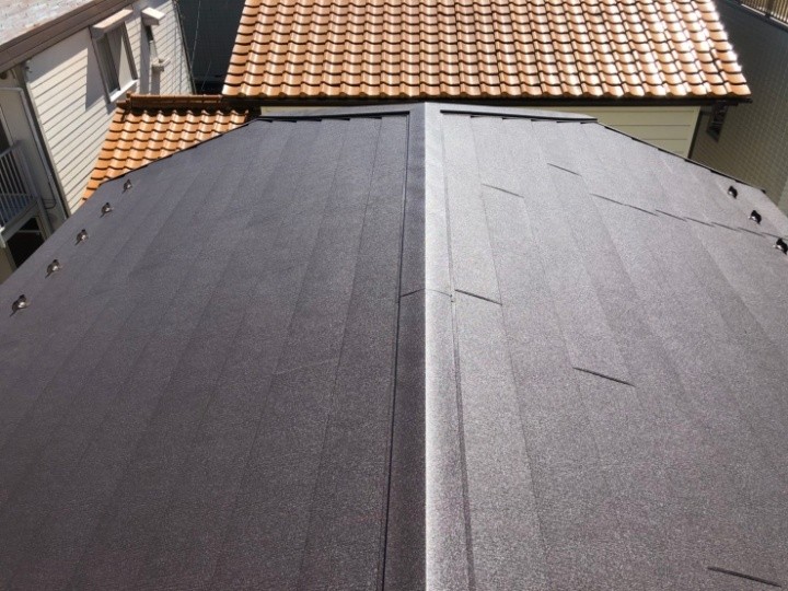 スーパーガルテクト（Sシェイドブラウン）を用いた屋根カバー工事が無事に完工
